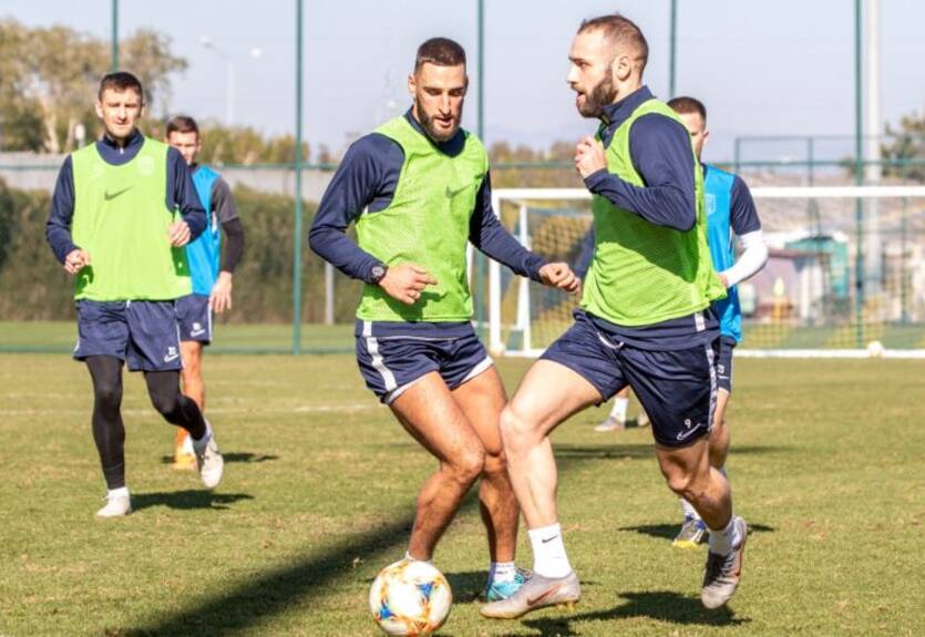 Тотовицкий, Гуцуляк и Тамм дебютировали за Десну, обыграв Нефтчи Тотовицкий, Гуцуляк и Тамм дебютировали за Десну, обыграв Нефтчи