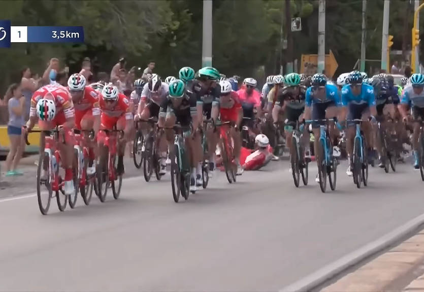 Завал дня: жесткое падение в пелотоне на Вуэльте Сан-Хуана 2020