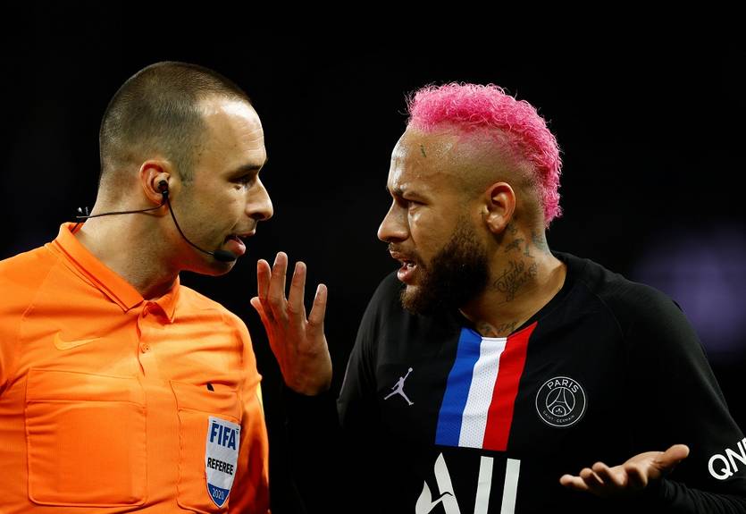 Неймар получил желтую карточку за эффектный финт Неймар получил желтую карточку за эффектный финт