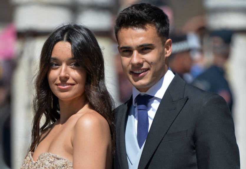 Защитник Севильи с девушкой проверили глупый эксперимент с Кока-Колой и Ментосом Защитник Севильи с девушкой проверили глупый эксперимент с Кока-Колой и Ментосом