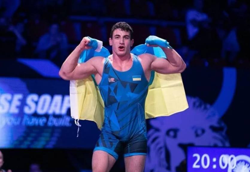 Новиков завоевал золото чемпионата Европы по борьбе