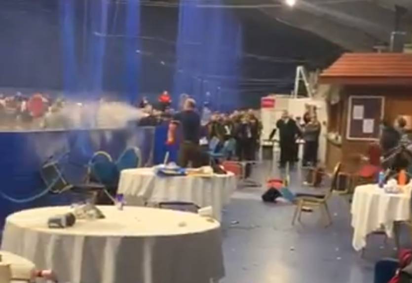 Английские фанаты устроили жесткую драку во время юношеского турнира по боксу