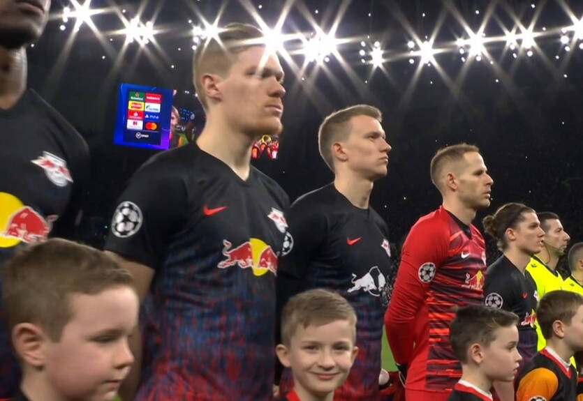 Три игрока Лейпцига вышли на матч Лиги чемпионов в форме, отличной от остальных партнеров Три игрока Лейпцига вышли на матч Лиги чемпионов в форме, отличной от остальных партнеров