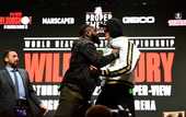 Уайлдер и Фьюри чуть не устроили драку на пресс-конференции Уайлдер и Фьюри чуть не устроили драку на пресс-конференции