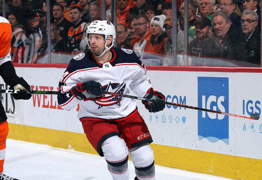 Форвард Коламбуса уложил на лед соперника, который выше него на 30 см