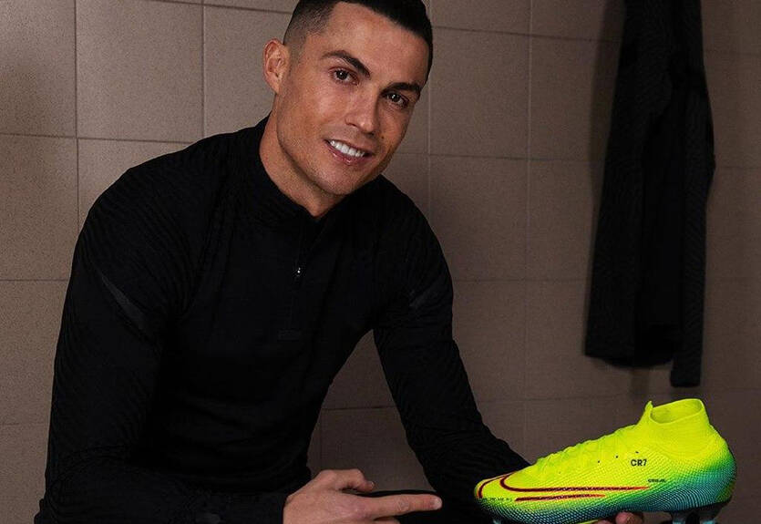 Роналду похвастался новыми бутсами