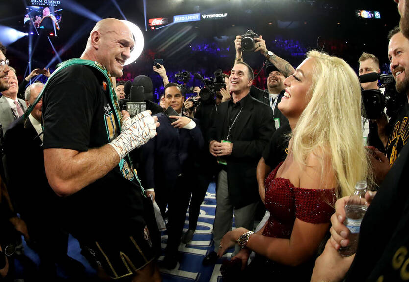 Фьюри спел прямо в ринге после своей победы Фьюри спел прямо в ринге после своей победы