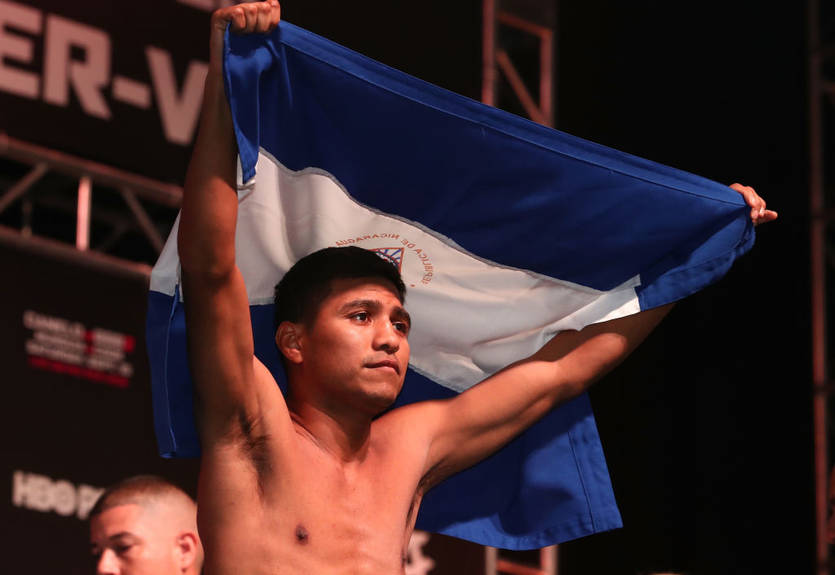 Гонсалес завоевал титул WBA, победив Яфая