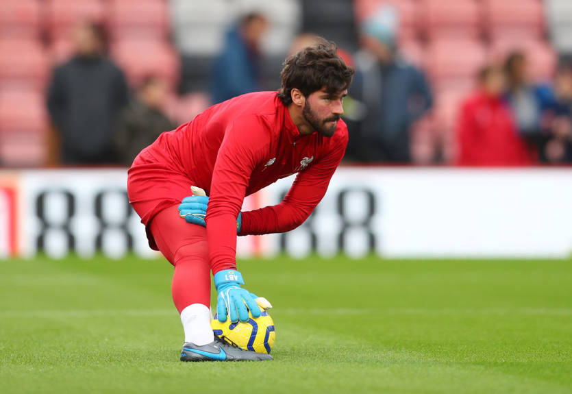 Алиссон повредил бедро и может пропустить матч с Атлетико