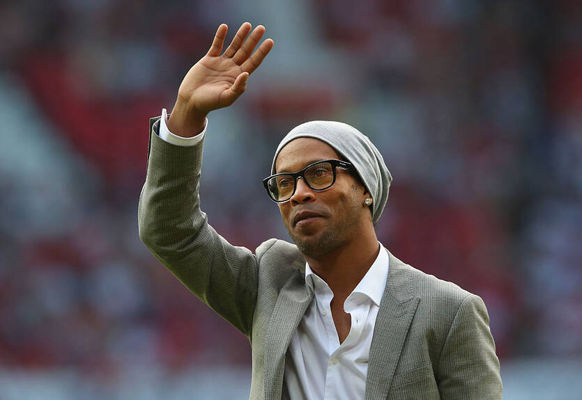 В Сети появилось видео, на котором Роналдиньо в наручниках ведут в участок