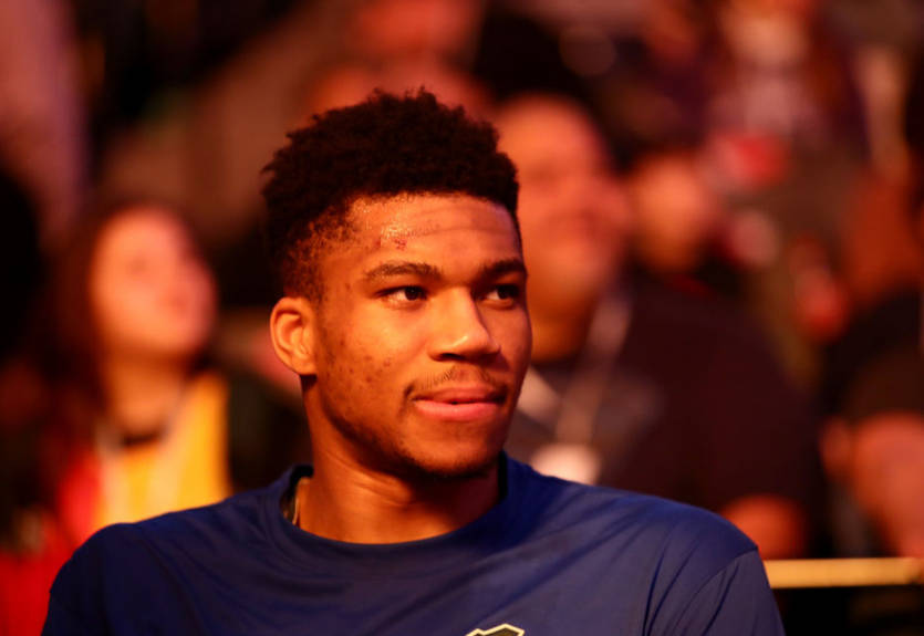 Девушка Адетокунбо потроллила Янниса за попытку сыграть на гитаре