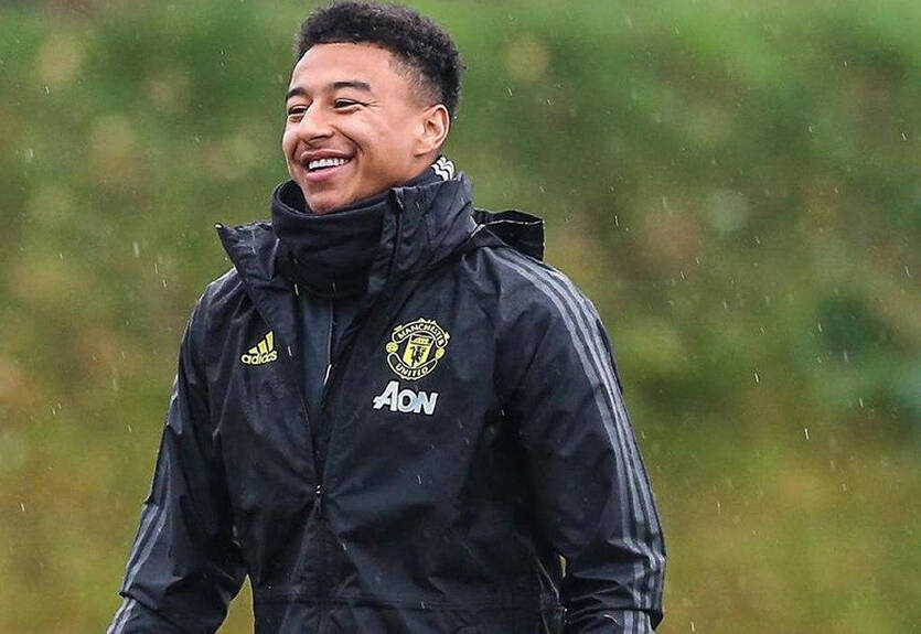 Лингард показал, как одевается, чтобы выйти в магазин во время коронавируса