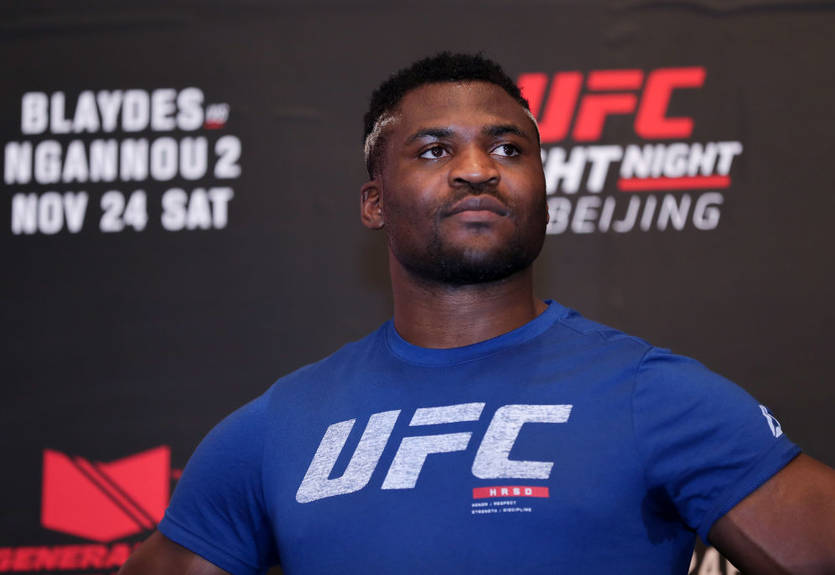Непобежденный боец UFC начал продавать антисептики