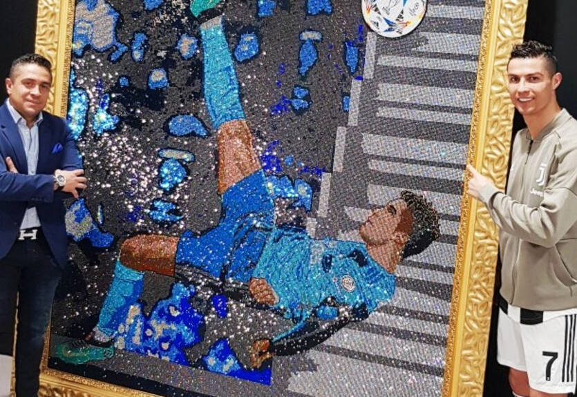 Он подарил портрет Месси, после чего Роналду захотел себе такой же - о мистере Блинге