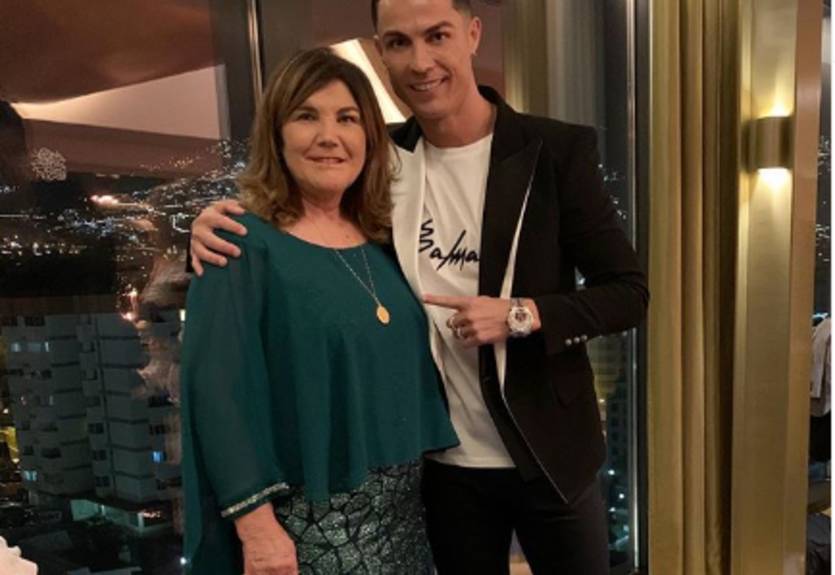 Роналду опубликовал первое фото с мамой после инсульта