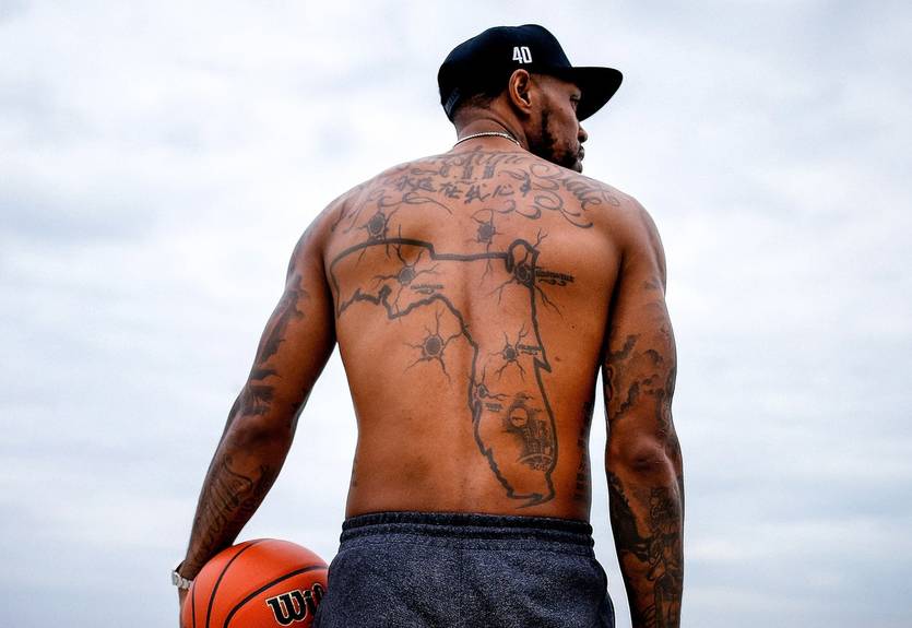 Удонис Хаслем. Просто держи свою задницу дома