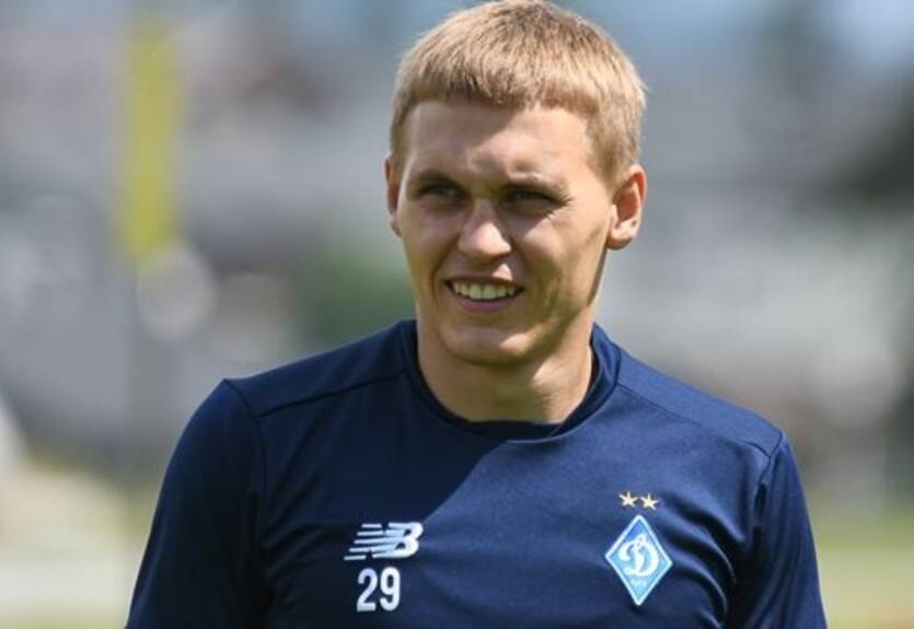 Буяльский: Поддерживаю форму, занимаясь на площадке перед домом