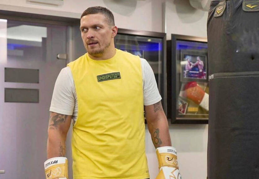 Усик забавно станцевал со штангой напевая песню Руки Вверх