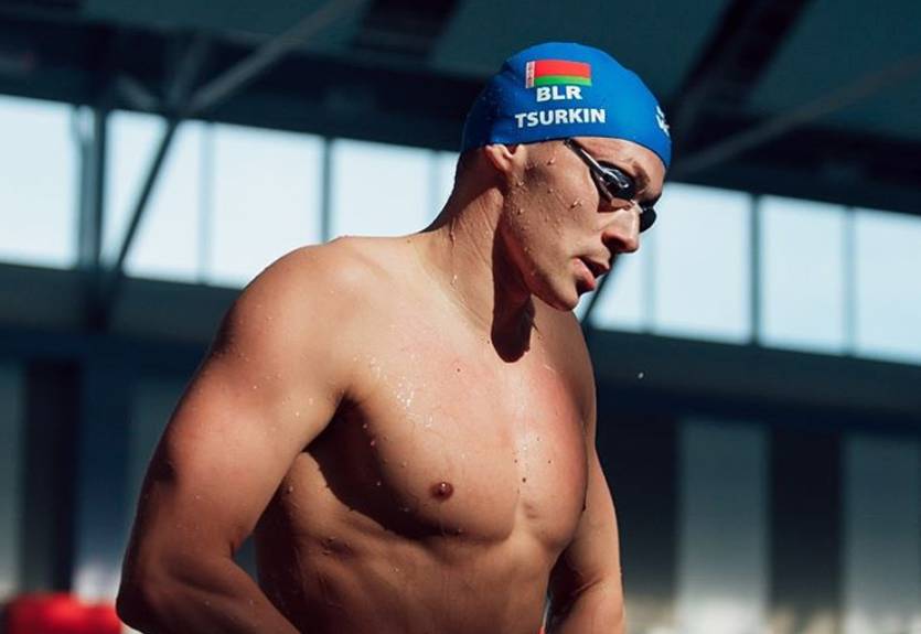 Белорусский пловец напомнил про правила гигиены, продезинфицировав руки водкой