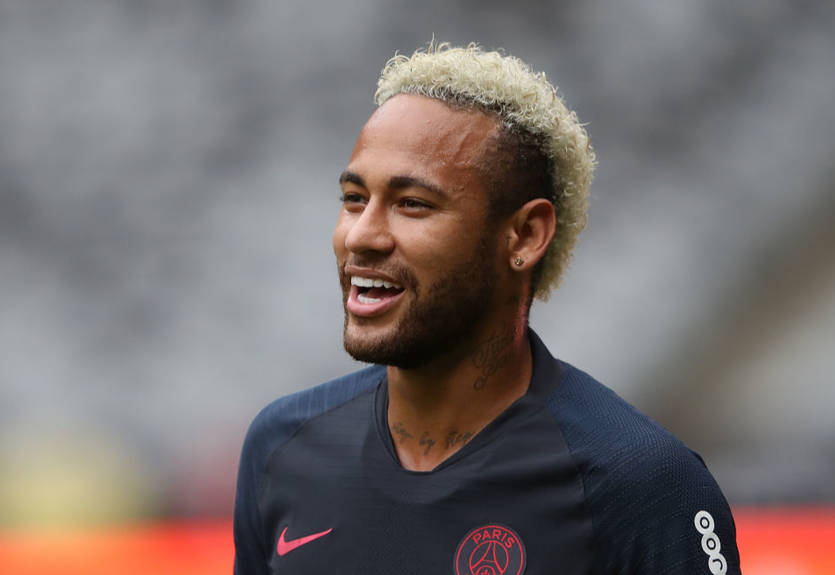 Неймар не попал в пустые ворота во время игры с собаками Неймар не попал в пустые ворота во время игры с собаками