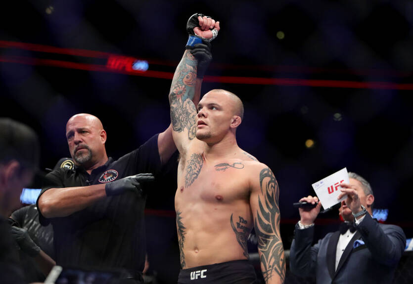Боец UFC наказал вора, прорвавшегося к нему в дом