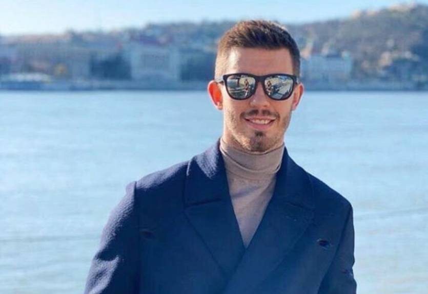 Игрок сборной Украины стал звездой Instagram-паблика 433, попав теннисным мячиком в бокал