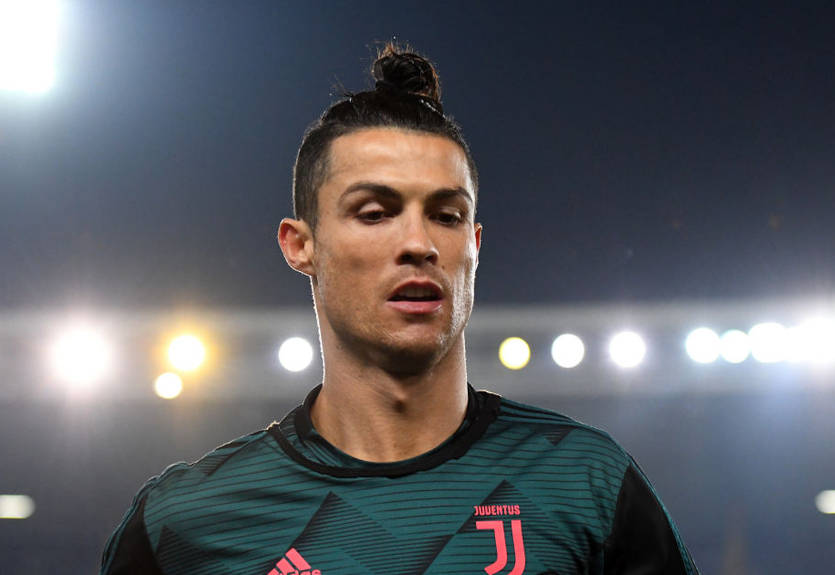 Роналду опубликовал фото в масках с флагом Португалии и Италии