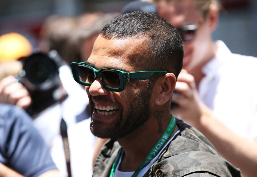 Дани Алвес снес пасхальное яйцо