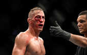 Американскому бойцу зашили лицо после жуткой травмы на UFC 249 Американскому бойцу зашили лицо после жуткой травмы на UFC 249