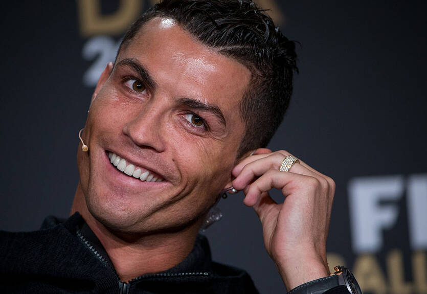 Футбол - не умер: Известный журнал изобразил Роналду, Неймара и других звезд в виде гробовщиков из мемов