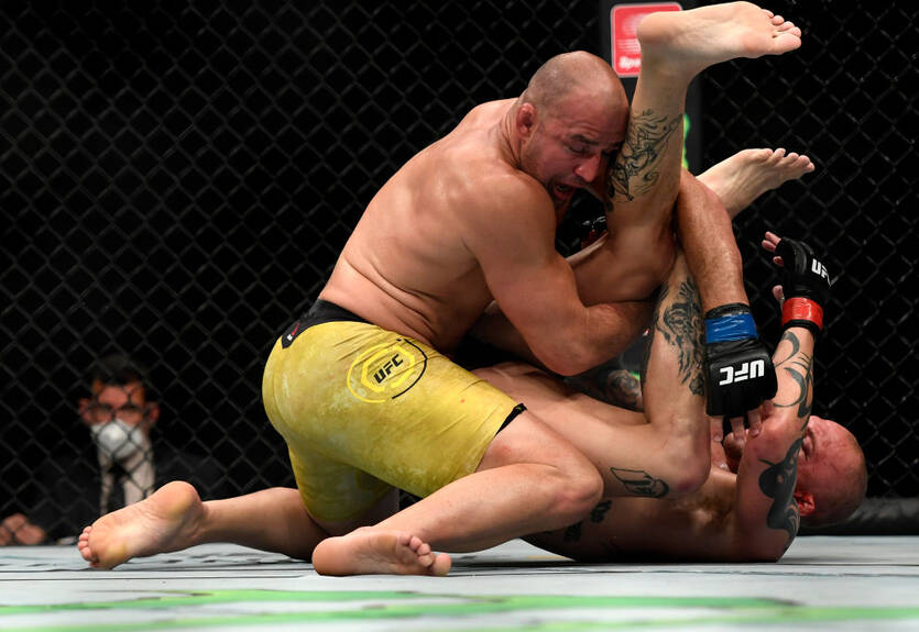 Тейшера извинился перед Смитом во время боя за то, что вынужден избивать его