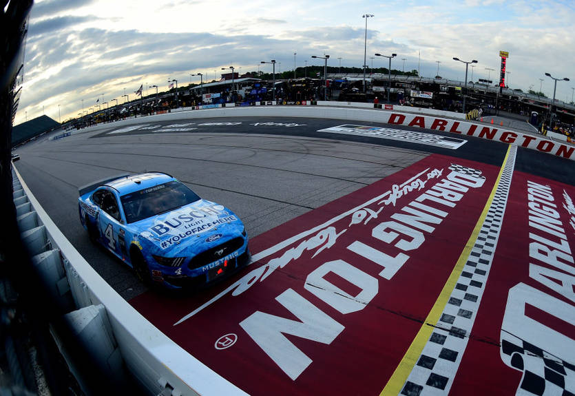 Харвик выиграл первую гонку NASCAR после возобновления сезона Харвик выиграл первую гонку NASCAR после возобновления сезона