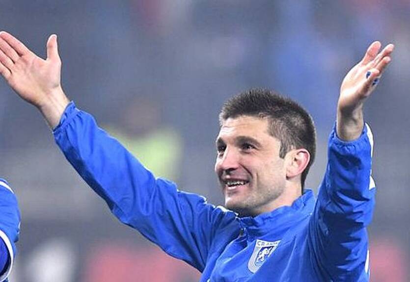 Румынский клуб продлил контракт с игроками на пеньке в городском дворе Румынский клуб продлил контракт с игроками на пеньке в городском дворе