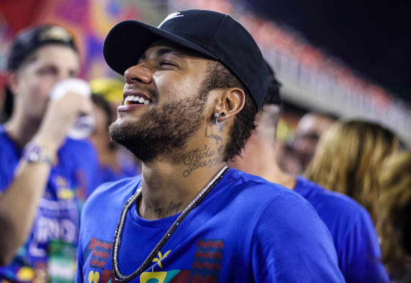 Неймар поиздевался над сыном, швырнув яйцо ему в голову