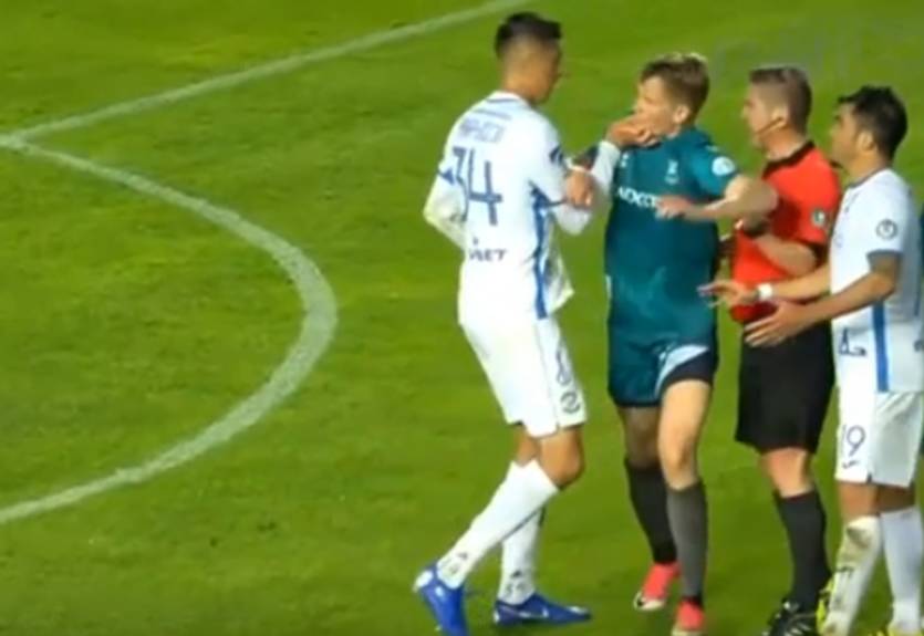 Хачериди в первом матче после дисквалификации схватил за лицо соперника