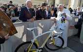 Уникальный Specialized, подаренный Петером Саганом Папе Франциску, продается «на благотворительность» Уникальный Specialized, подаренный Петером Саганом Папе Франциску, продается «на благотворительность»