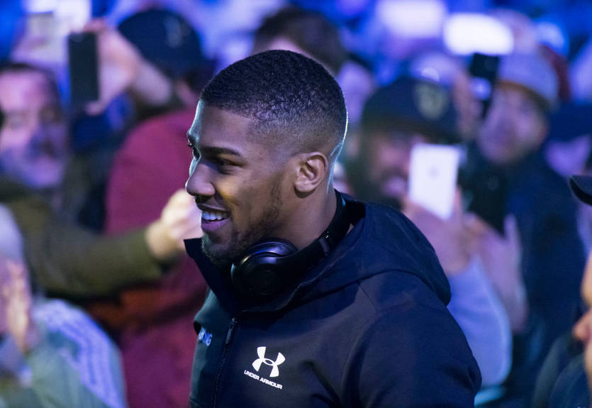 Джошуа получил травму колена