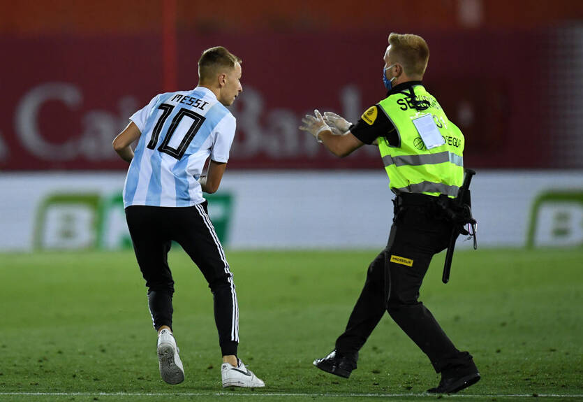 Фанат объяснил, зачем выбежал на поле в матче Барселоны с Мальоркой