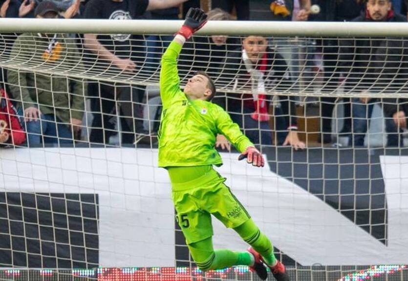 Лунин в шикарном прыжке отбил пенальти в игре с Депортиво