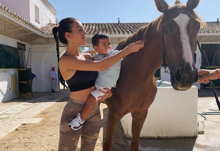 Девушка Роналду пыталась научить танцам младшего сына футболиста