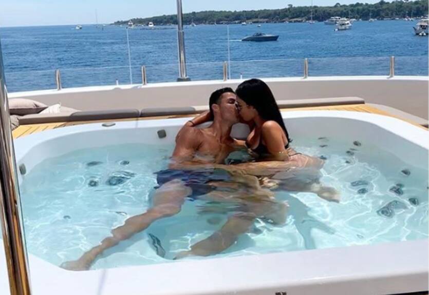 Роналду после поражения в Кубке Италии отдохнул с девушкой на яхте