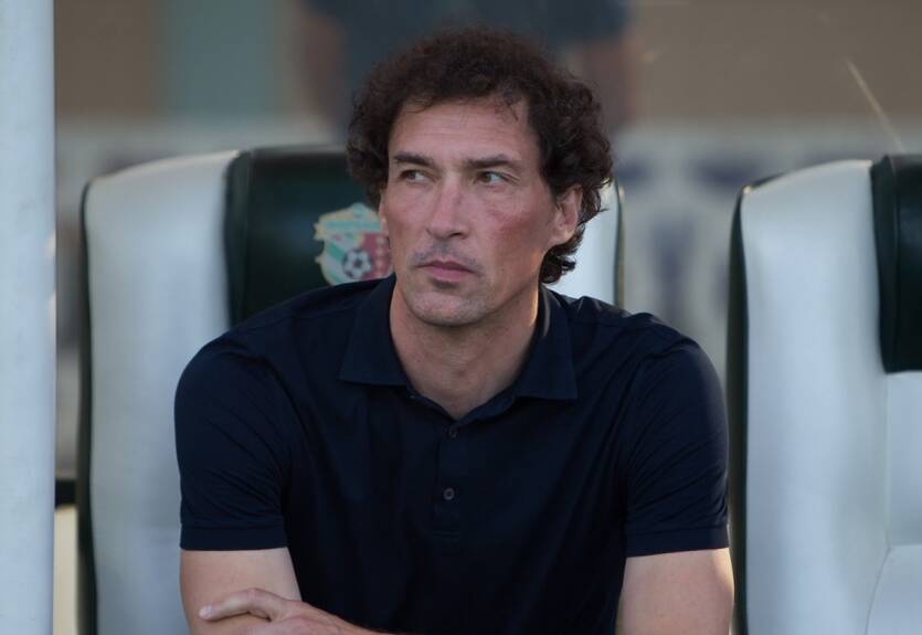 Тренер Днепра-1: Хочется, чтобы судьи не мешали играть в футбол