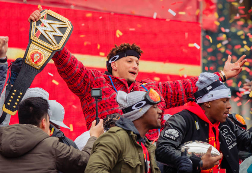 НФЛ: Лучший игрок сезона подписал самый большой контракт в истории спорта