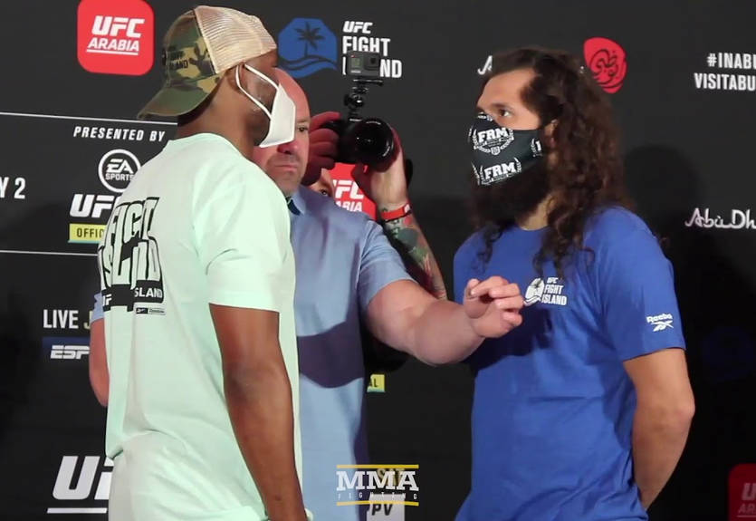 Усман и Масвидаль провели дуэль взглядов перед титульным боем