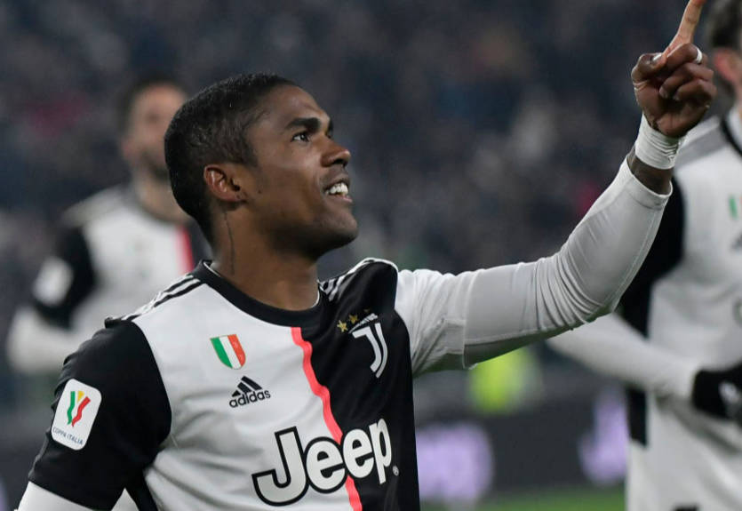 Дуглас Коста остроумно ответил болельщику, назвавшему его идиотом