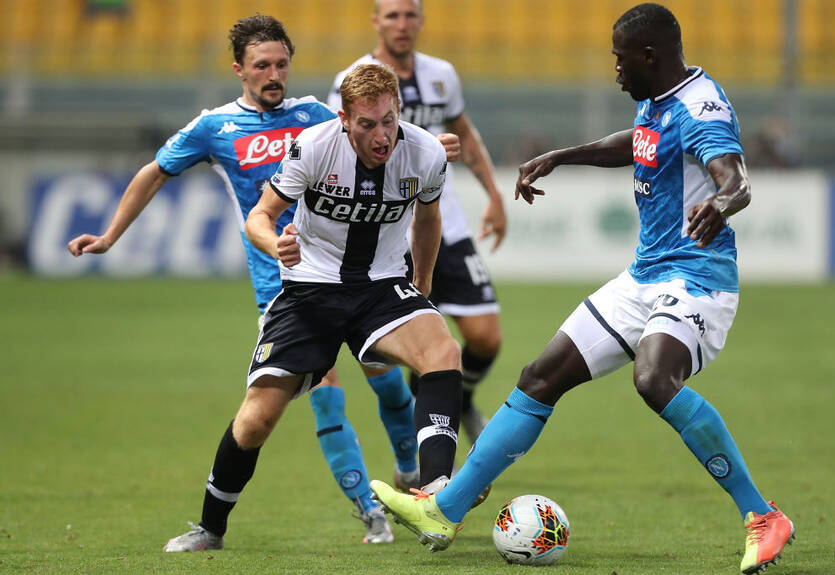 Наполи проиграл Парме, дважды пропустив с пенальти