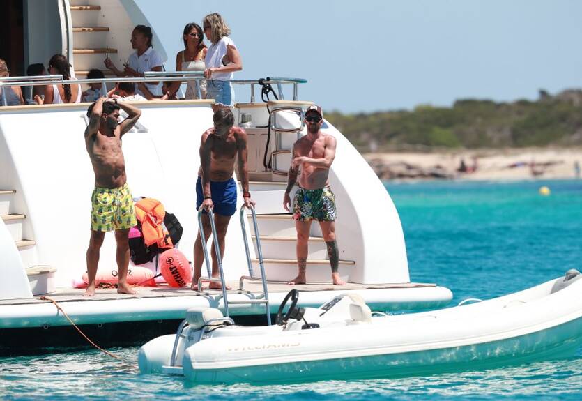 Месси и Суарес в компании жен и детей вместе отдыхают на яхте