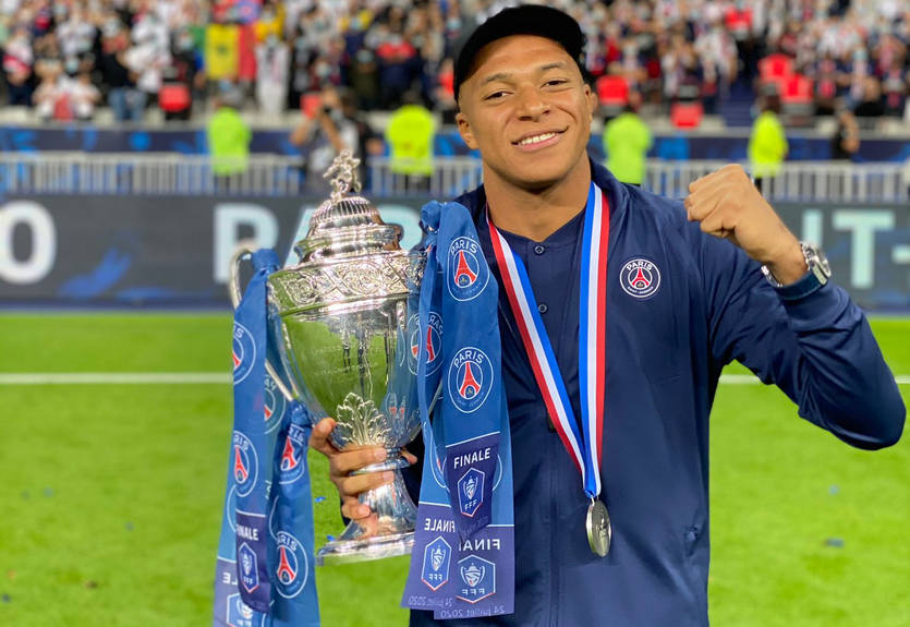 Мбаппе заверил президента Франции, что у него нет перелома