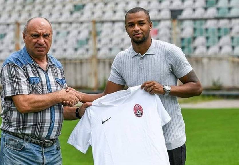 Смесь Исмаили и Дугласа Косты: действия новичка Зари Жуниньо