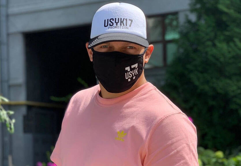 Усы, разные кроссовки и костюм из Джентельменов: Усик удивил видом во время шоу своей промоутерской компании